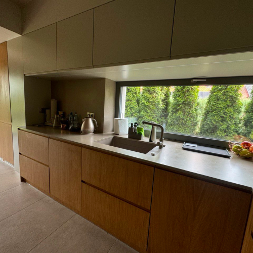 Czysta kuchnia po sprzątaniu - uporządkowana przestrzeń robocza.