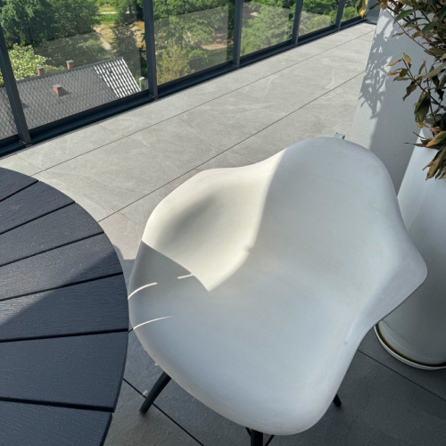 Czyste białe krzesło na tarasie, po profesjonalnym sprzątaniu we Wrocławiu