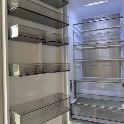 Posprzątana lodówka - czyste wnętrze lodówki po profesjonalnym czyszczeniu.